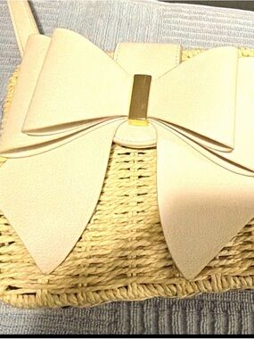Source Unknown Cream Bow Straw Crossbody with Gold Bar